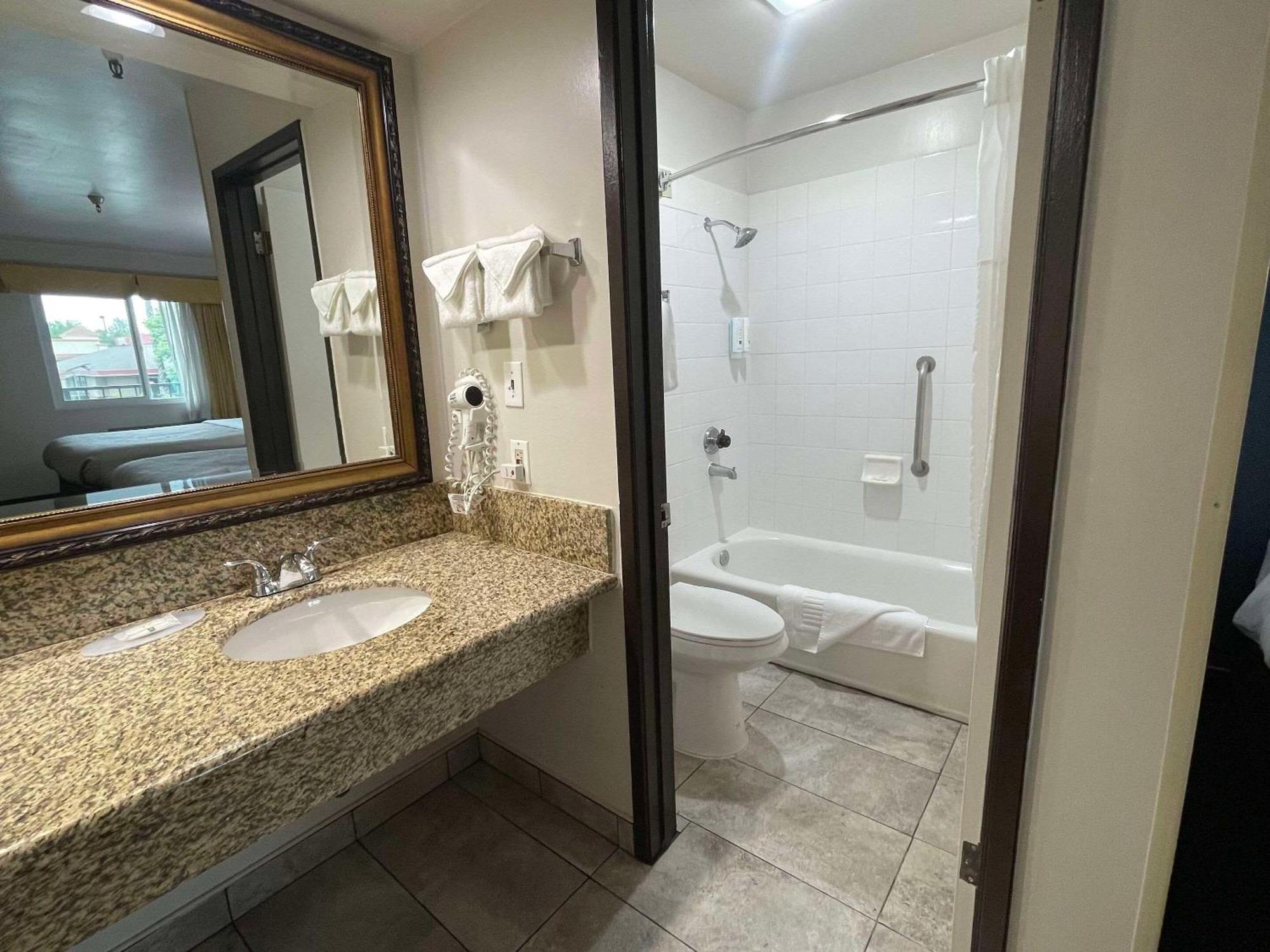 Quality Inn Ontario Airport Convention Center Esterno foto