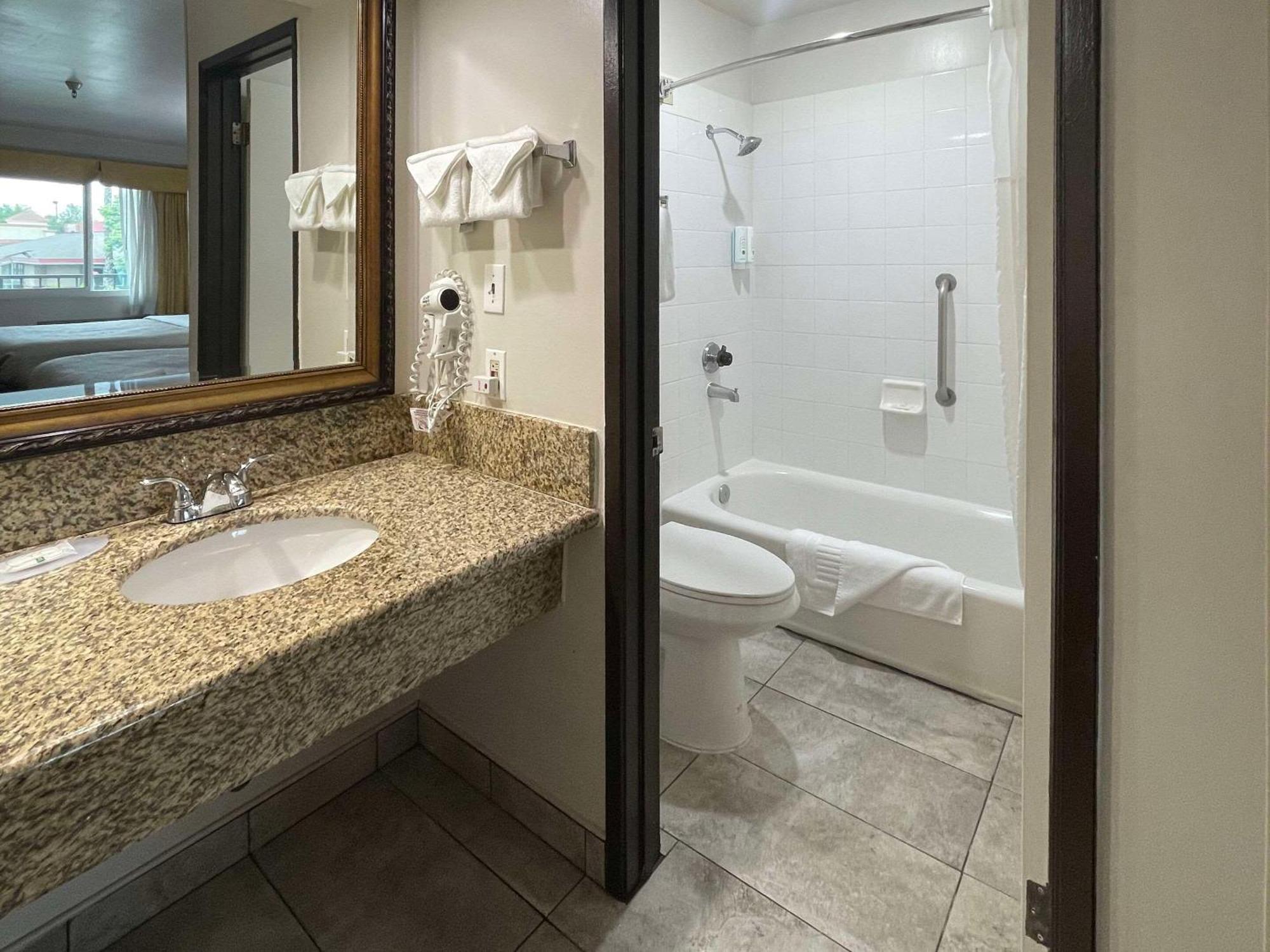 Quality Inn Ontario Airport Convention Center Esterno foto